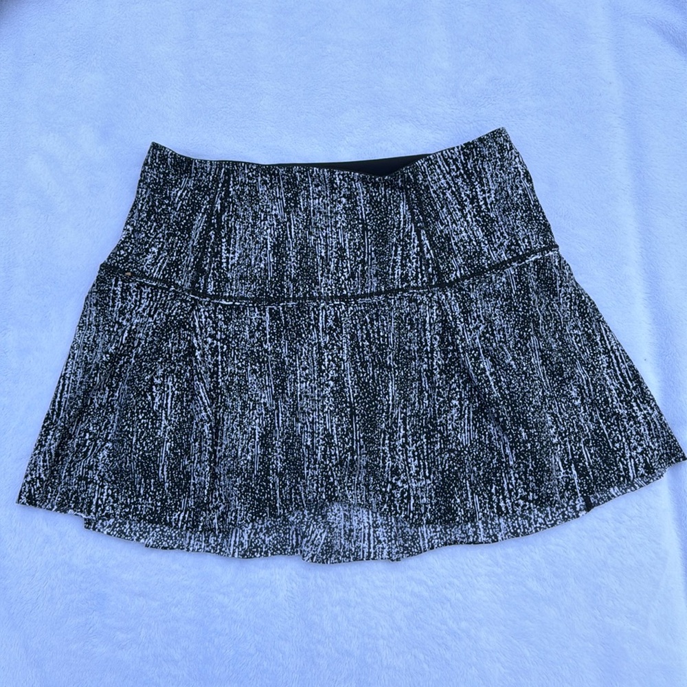EUC Lululemon Pace Rival skirt size 4 worn once